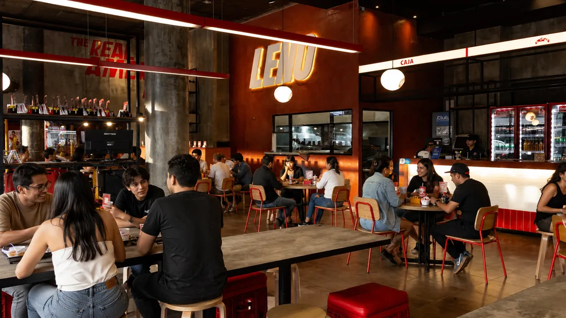 Salón de un local LENO con clientes